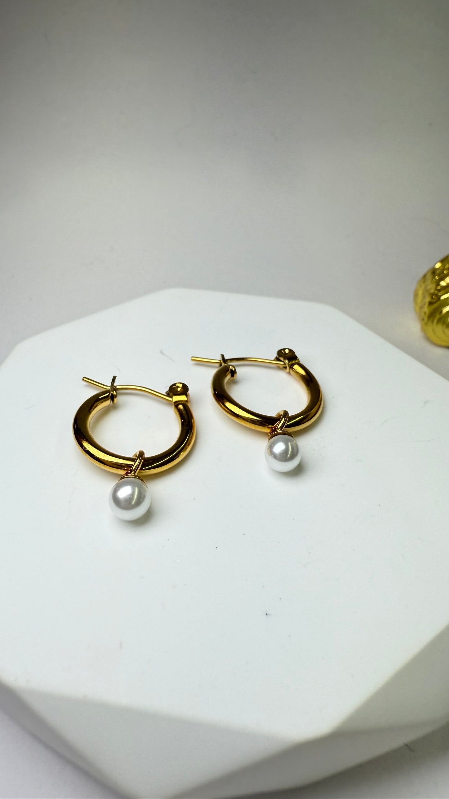 Mini pearl hoops- S655