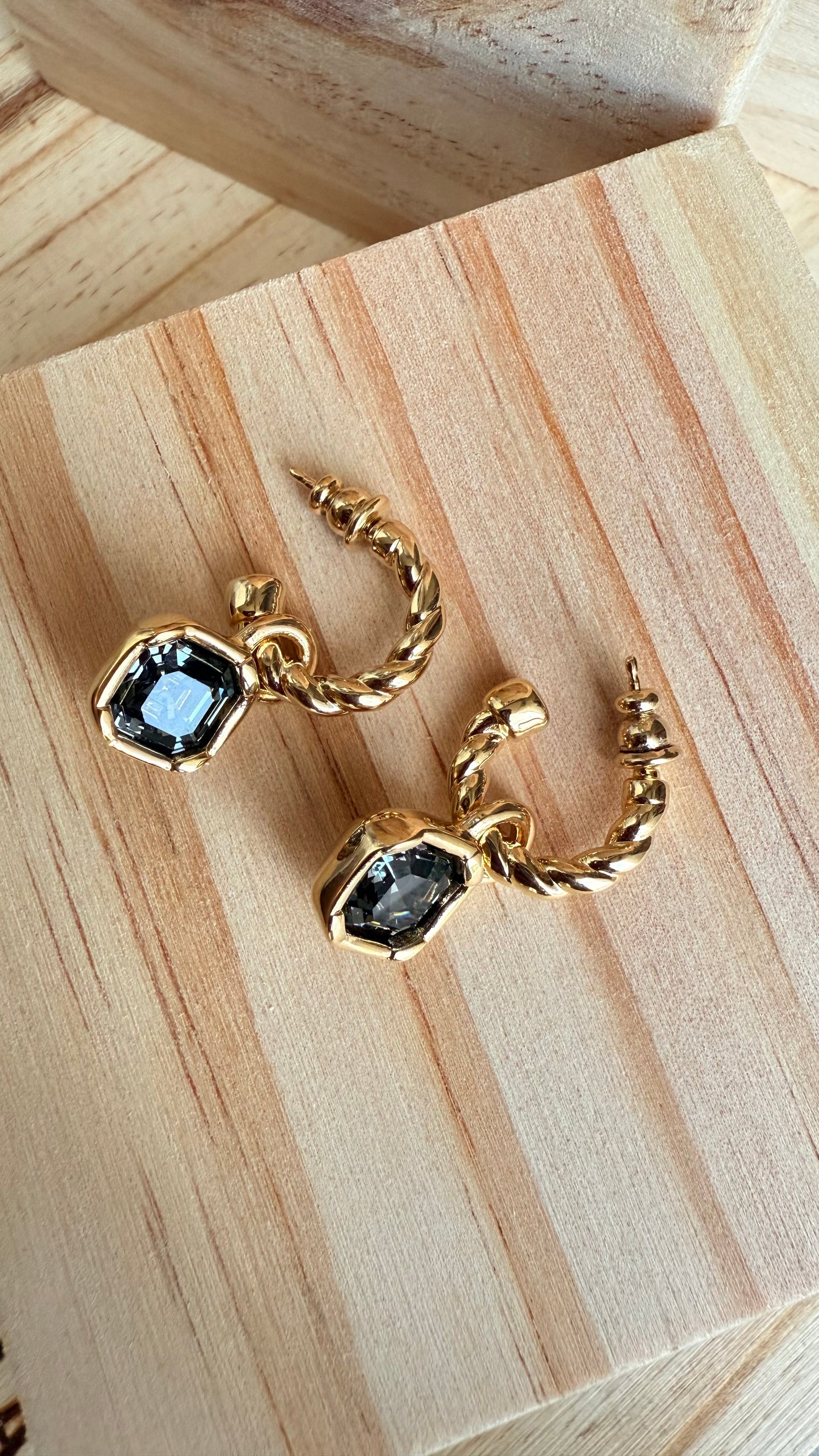 Queen Earrings- L70