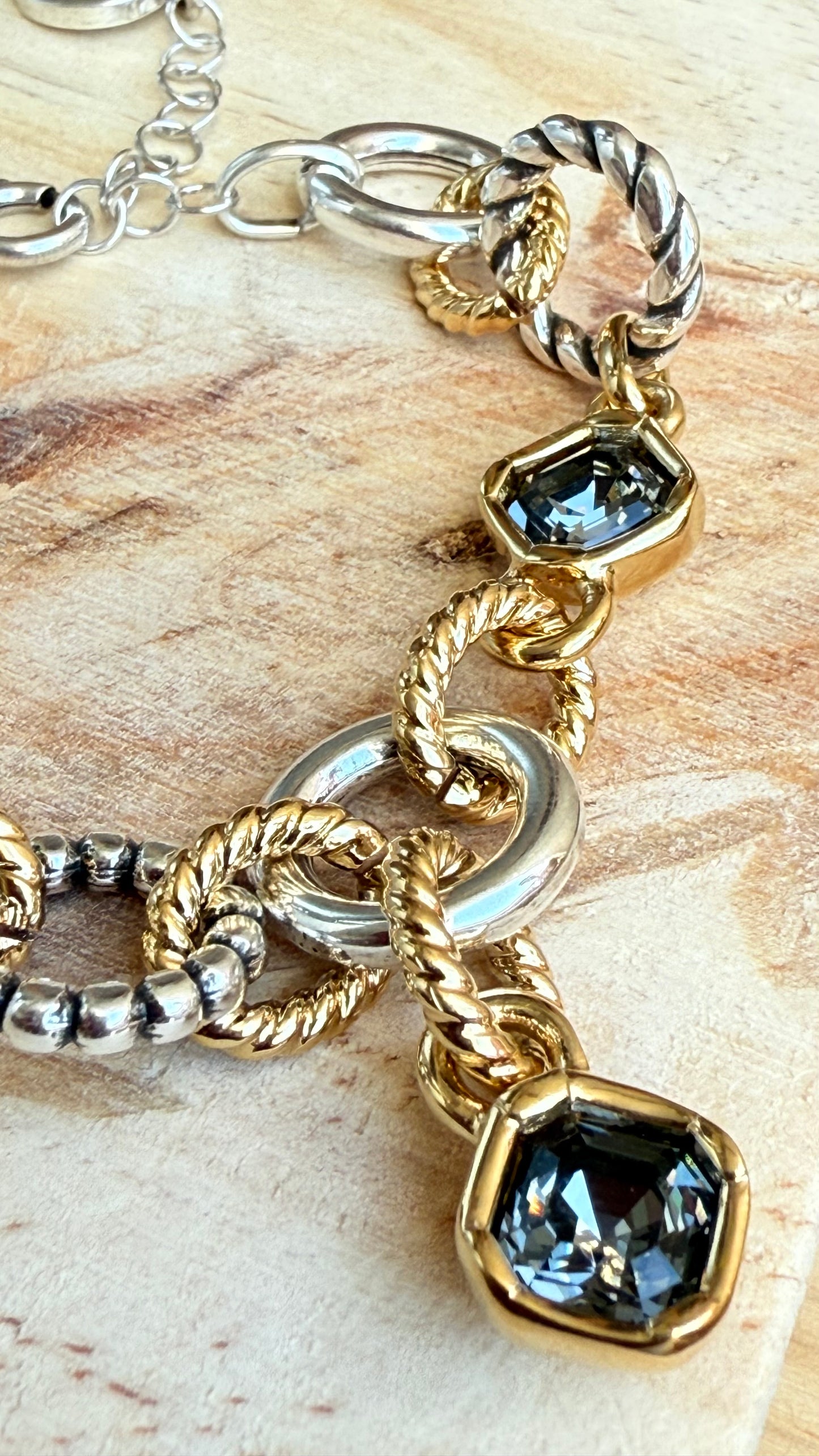 Two Tones Queen Bracelet- L71