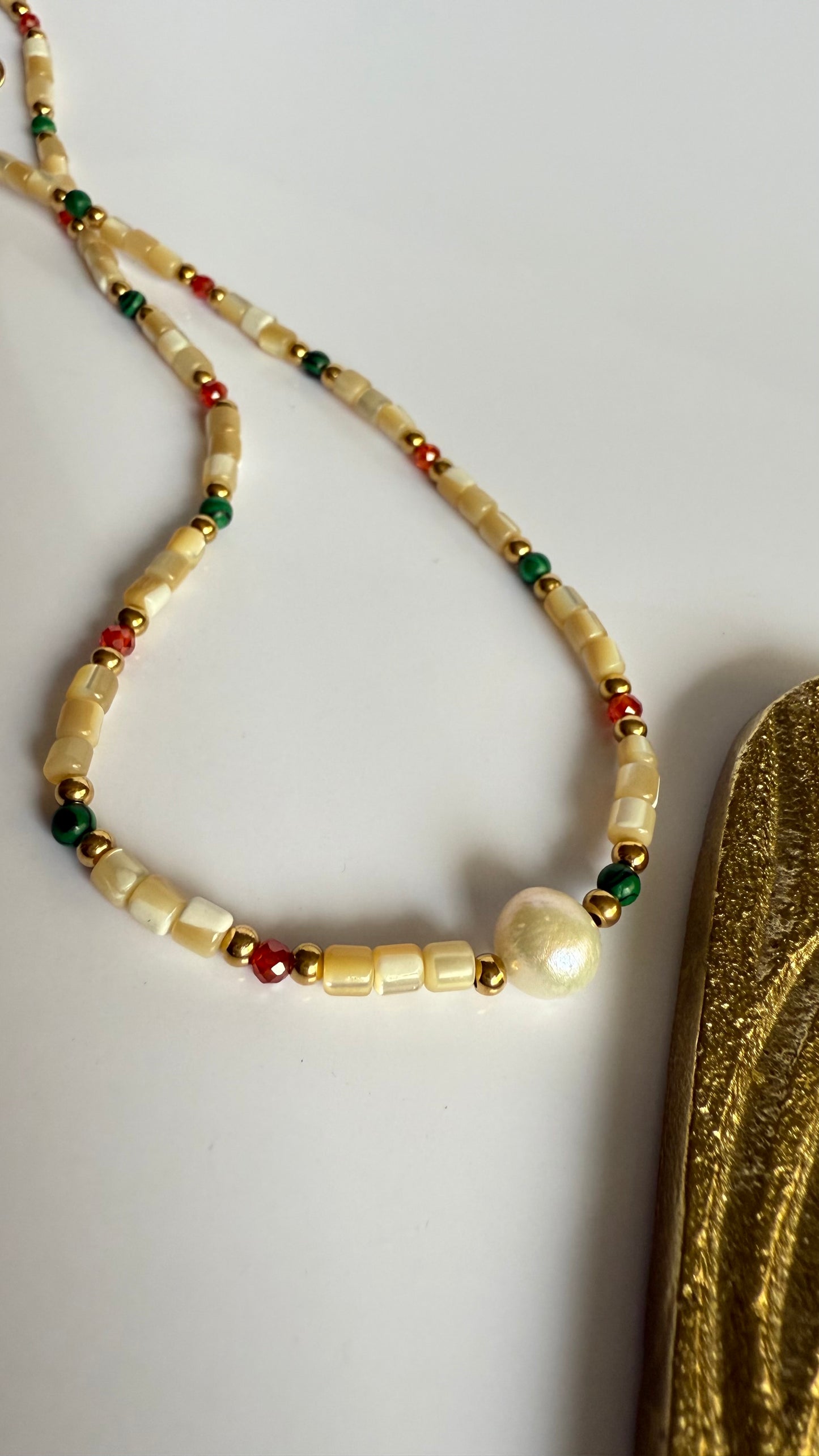 Natural Chocker