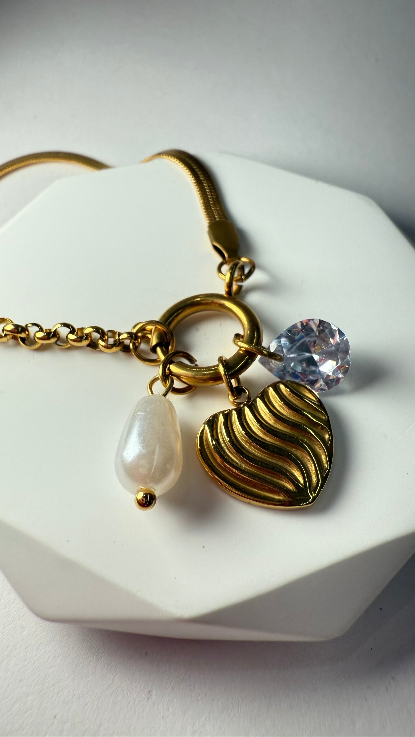 Heart, pearl and diamond bracelet- S579